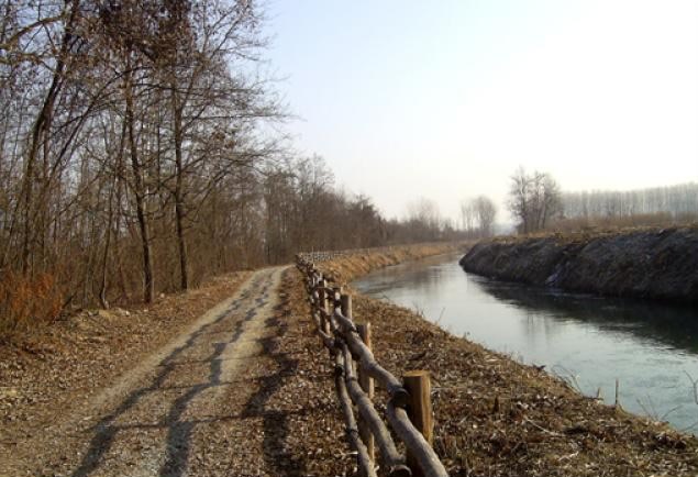 Barriera in legname presso pista ciclabile Roddi-Verduno (CN) lungo il canale dell'Enel.